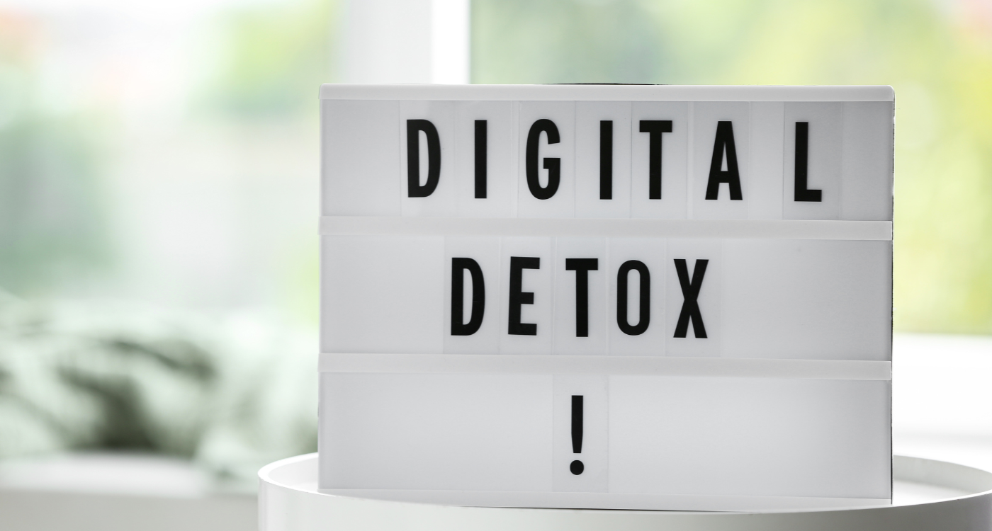 Digital Detox Box mit Kopfhörern und Geräten, Symbol für technikfreie Zeiten.