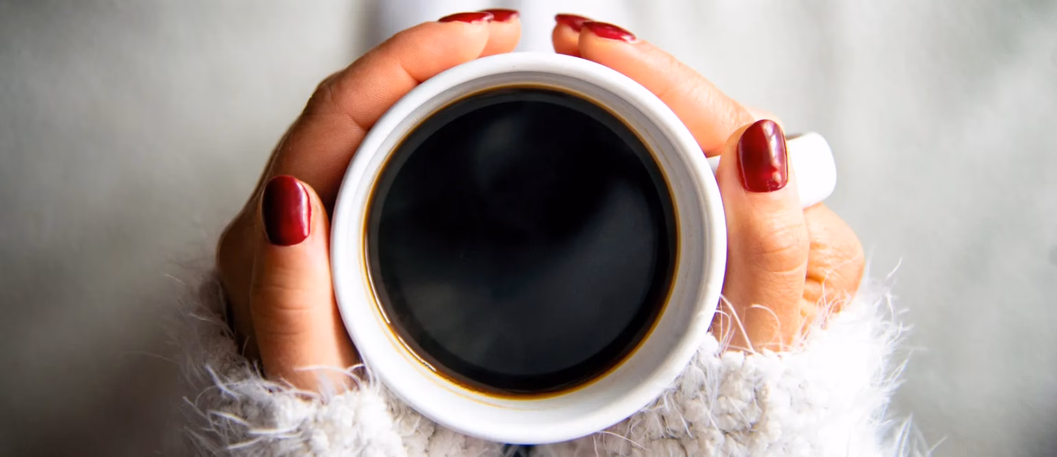 Selbstfürsorge bei Liebeskummer: Tasse Kaffee als Moment der Ruhe zur Bewältigung von Trennungsschmerz