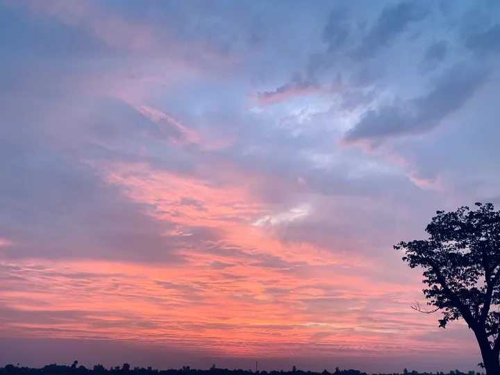 Sonnenaufgang mit bunten Wolken - Hoffnung nach Trennung und Loslassen